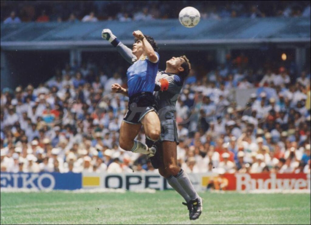 Maradona haciendo el gol de la mano de dios