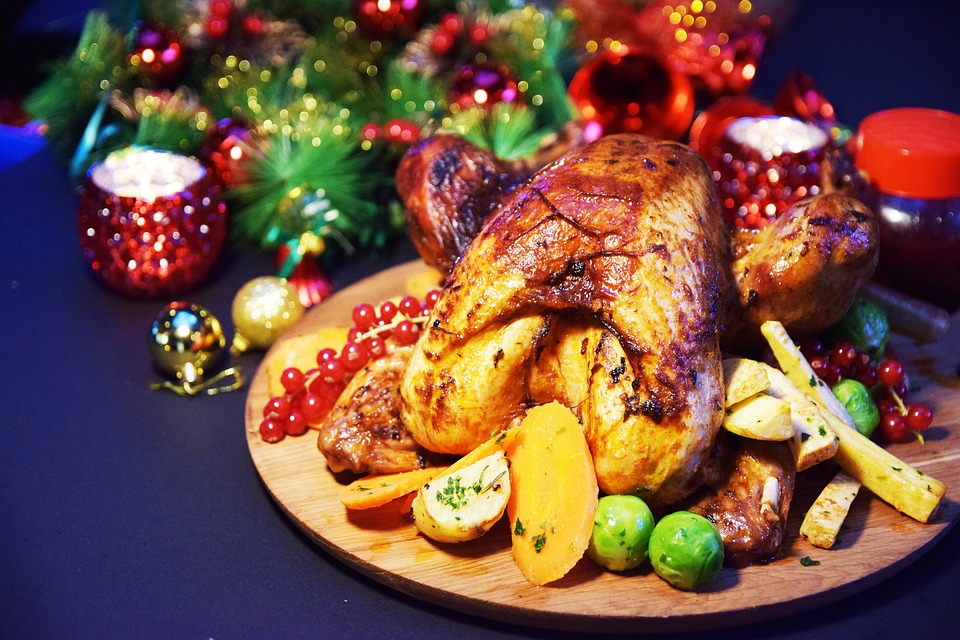 Imagen de un roast turkey con verduras asadas típico de Navidad