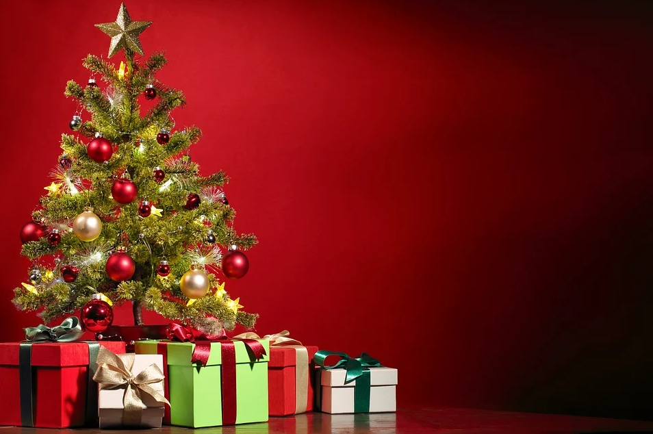 árbol con regalos de Navidad