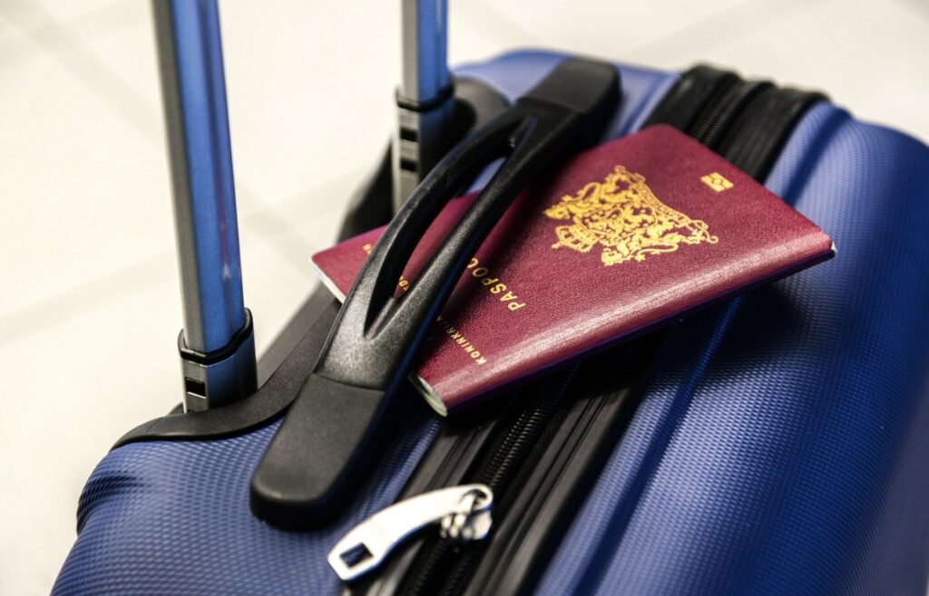 Imagen de maleta y pasaporte