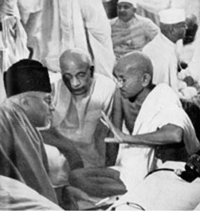 Miembros importantes del Congreso Nacional Indio: Ghandi, Patel y Maulana en Septiembre de 1940.