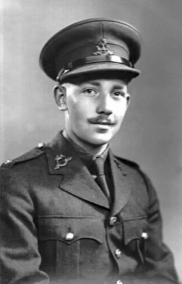 Imagen del joven subteniente Thomas Moore en el ejército británico en 1941