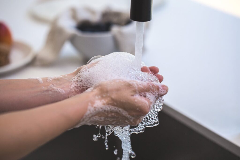 imagen de lavarse las manos durante 20 segundos, primera medida para evitar coronavirus en reino unido